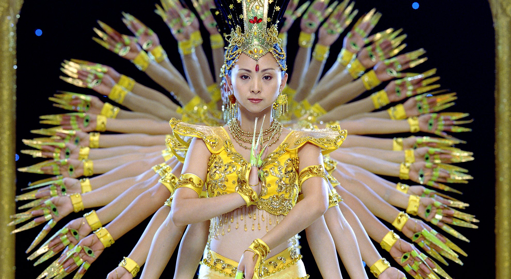 Тысячи рук и голодных. Тысячерукая Гуаньинь танец. Тысячерукая богиня Гуань Инь. Samsara 2011. Танец тысячи рук.